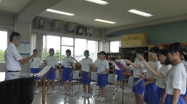 手話の歌を指導(岩手工場社員による)